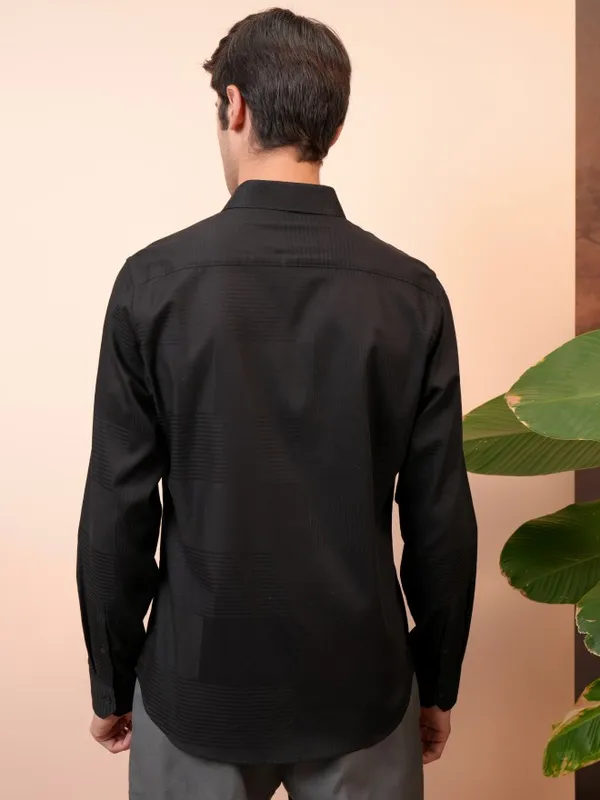 Locomotive Men Black Solid Slim Fit Casual Shirts