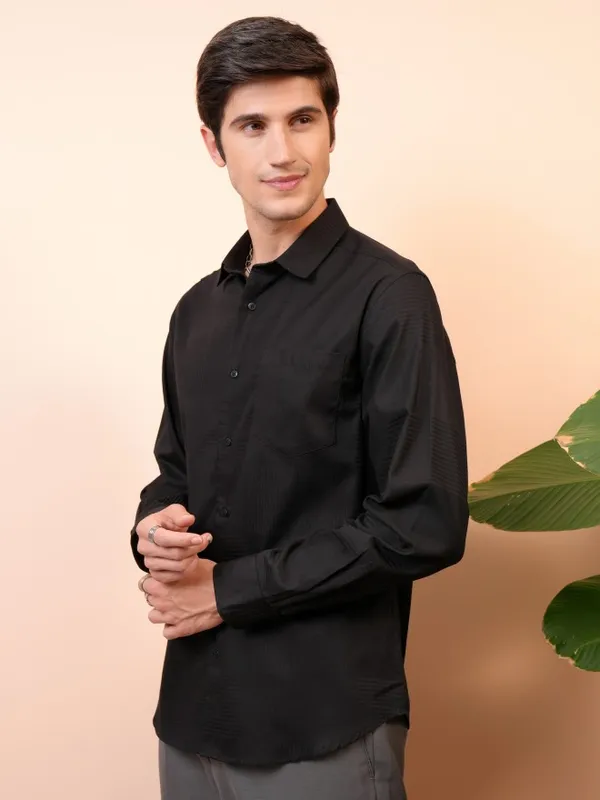  Locomotive Men Black Solid Slim Fit Casual Shirts