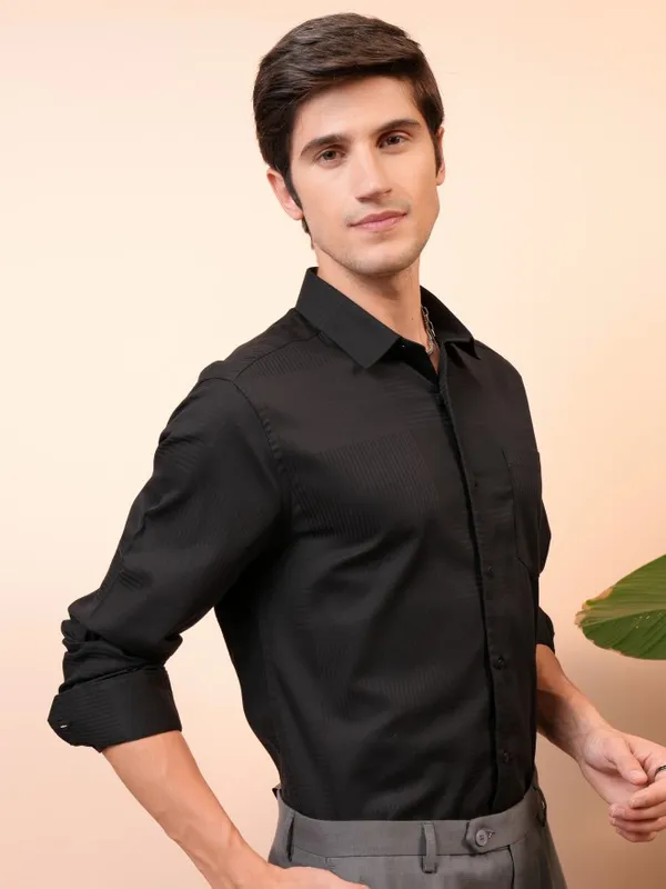  Locomotive Men Black Solid Slim Fit Casual Shirts