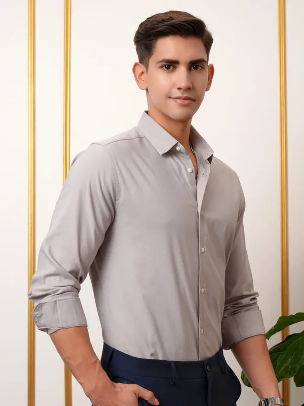  Locomotive Men Grey Solid Slim Fit Casual Shirts