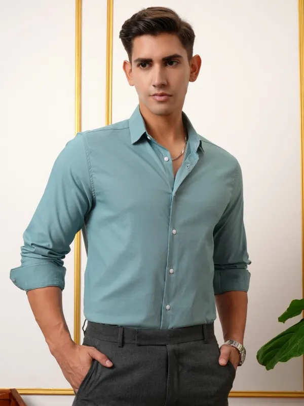  Locomotive Men Green Solid Slim Fit Casual Shirts