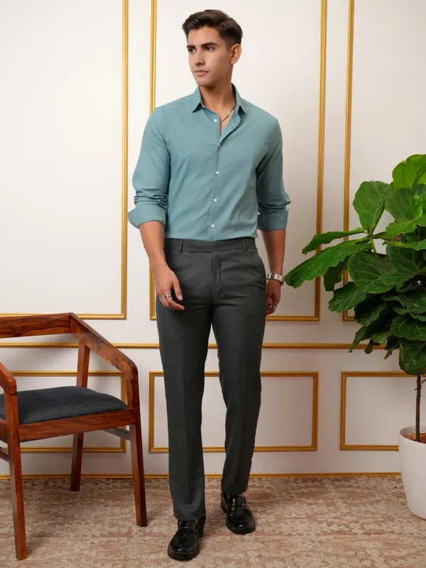  Locomotive Men Green Solid Slim Fit Casual Shirts