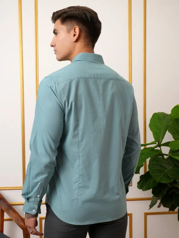  Locomotive Men Green Solid Slim Fit Casual Shirts