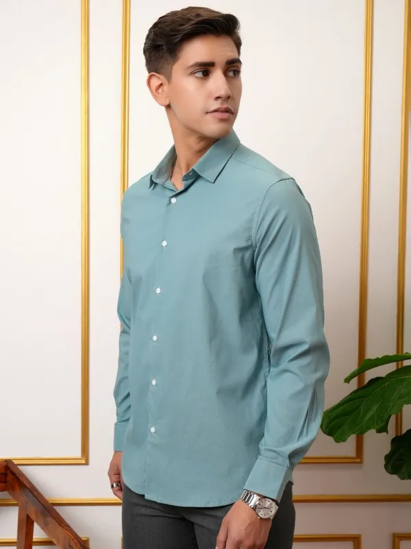  Locomotive Men Green Solid Slim Fit Casual Shirts