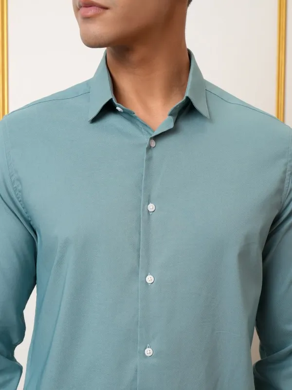  Locomotive Men Green Solid Slim Fit Casual Shirts