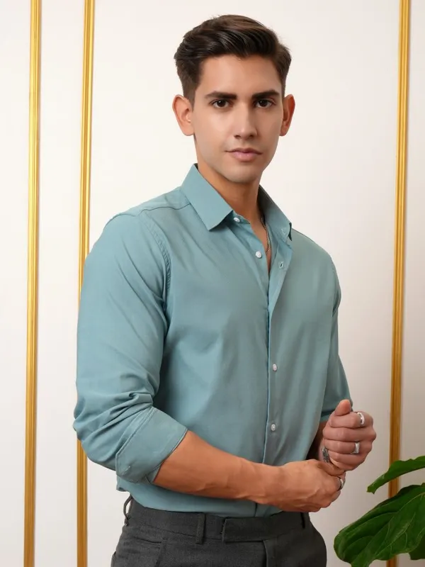  Locomotive Men Green Solid Slim Fit Casual Shirts