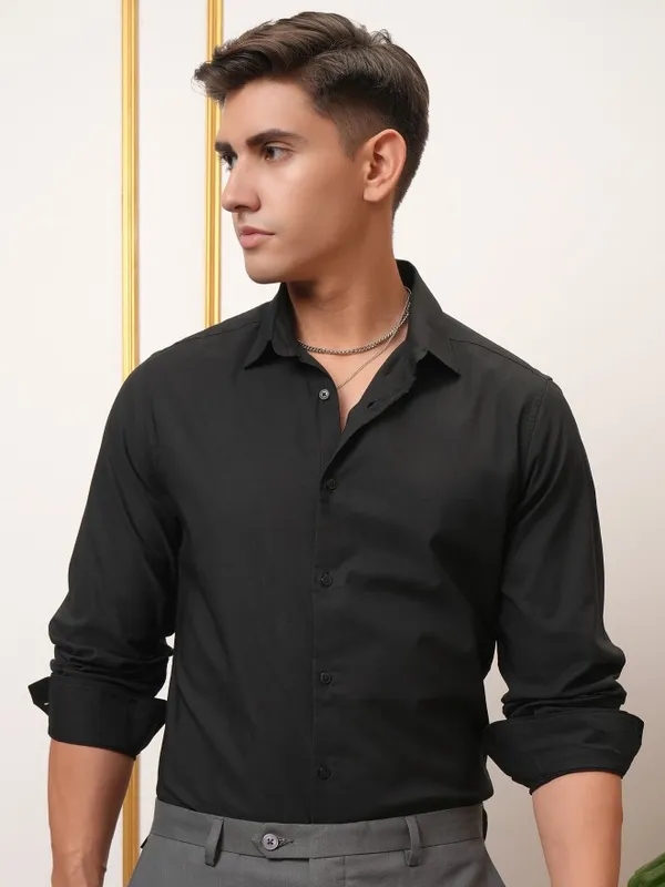  Locomotive Men Black Solid Slim Fit Casual Shirts