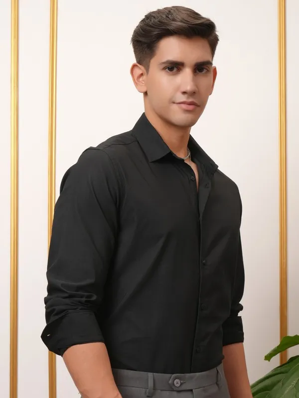  Locomotive Men Black Solid Slim Fit Casual Shirts
