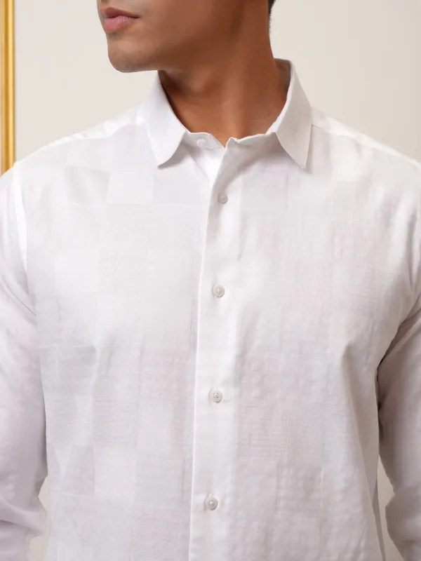 Locomotive Men White Textured Slim Fit Casual Shirt