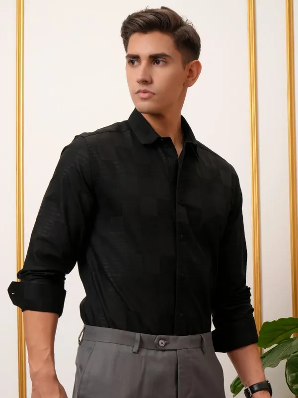  Locomotive Men Black Solid Slim Fit Casual Shirts