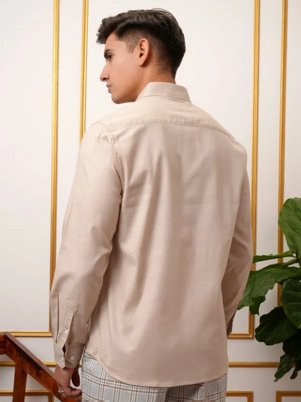  Locomotive Men Beige Solid Slim Fit Casual Shirts