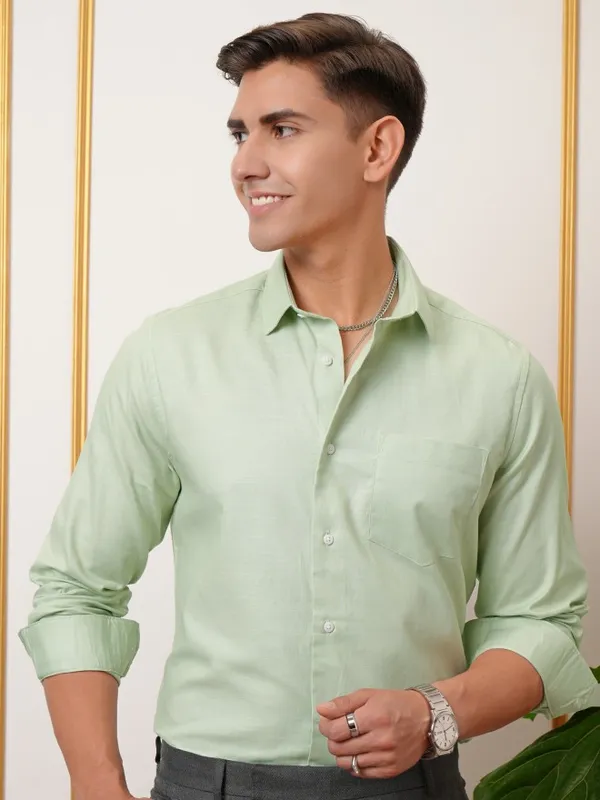  Locomotive Men Green Solid Slim Fit Casual Shirts