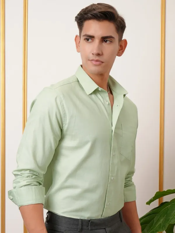  Locomotive Men Green Solid Slim Fit Casual Shirts