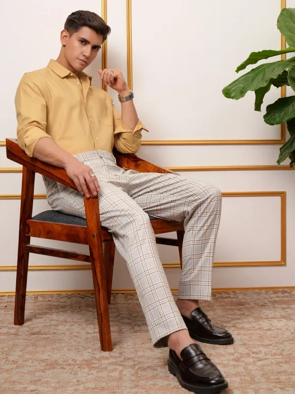  Locomotive Men Mustard Solid Slim Fit Casual Shirts