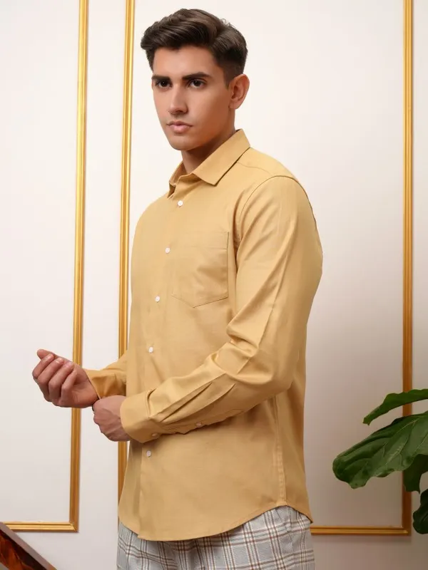  Locomotive Men Mustard Solid Slim Fit Casual Shirts