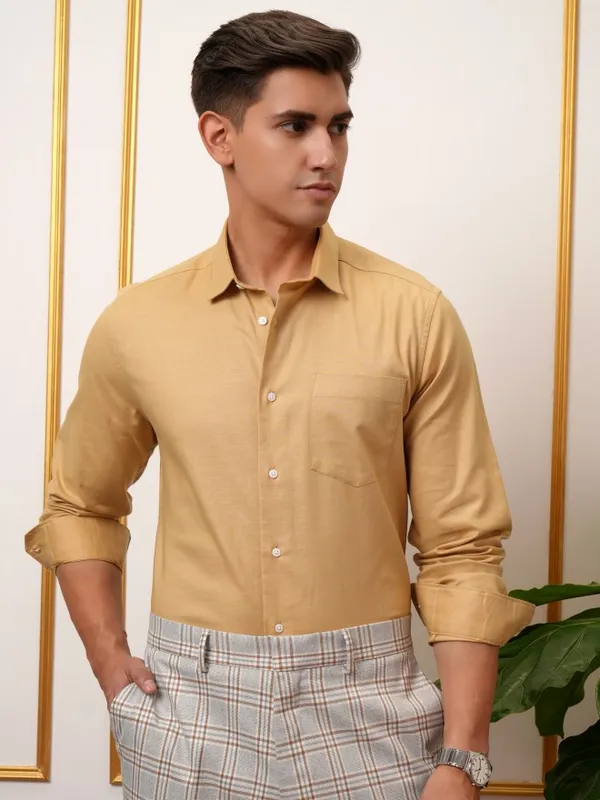  Locomotive Men Mustard Solid Slim Fit Casual Shirts