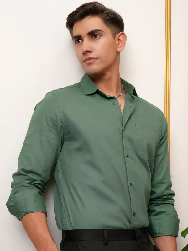  Locomotive Men Green Solid Slim Fit Casual Shirts