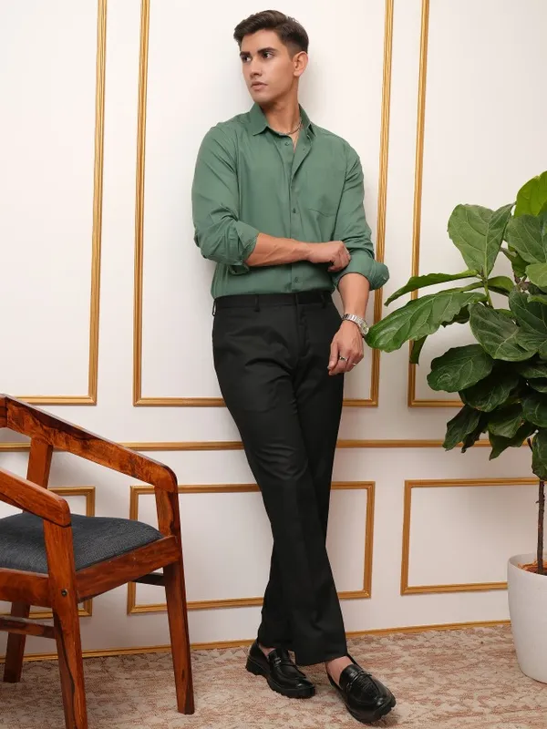  Locomotive Men Green Solid Slim Fit Casual Shirts