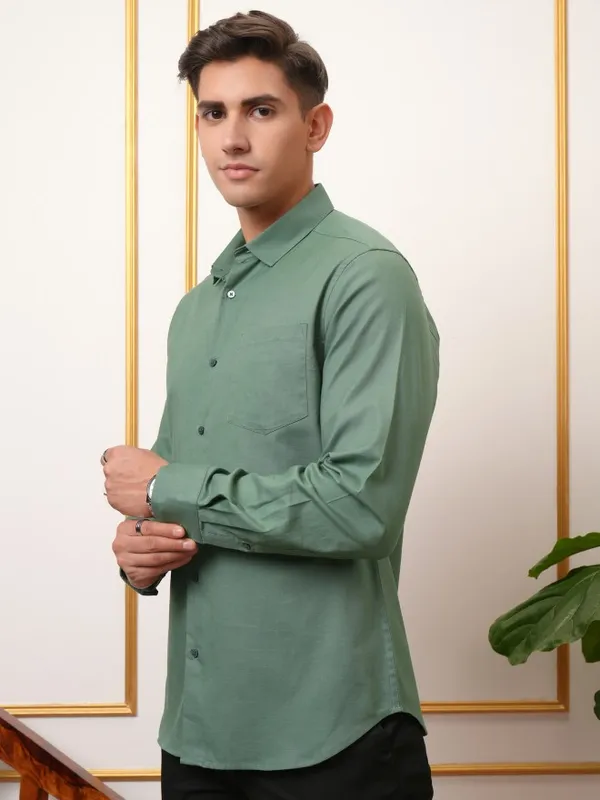  Locomotive Men Green Solid Slim Fit Casual Shirts