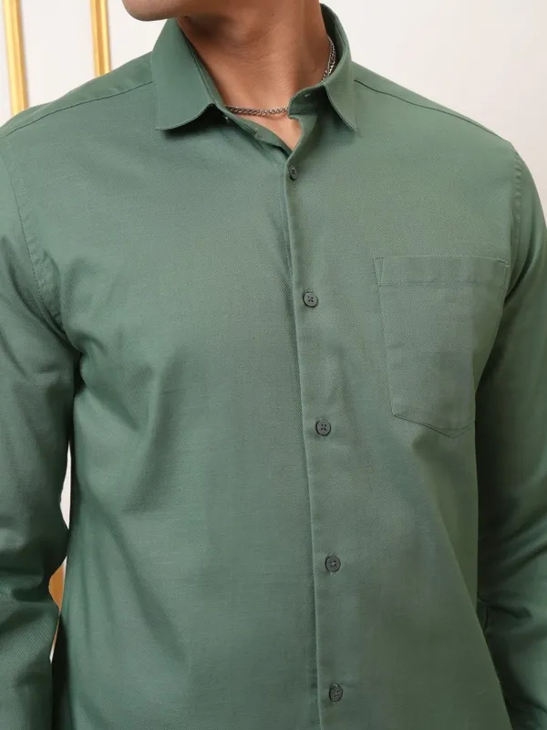  Locomotive Men Green Solid Slim Fit Casual Shirts