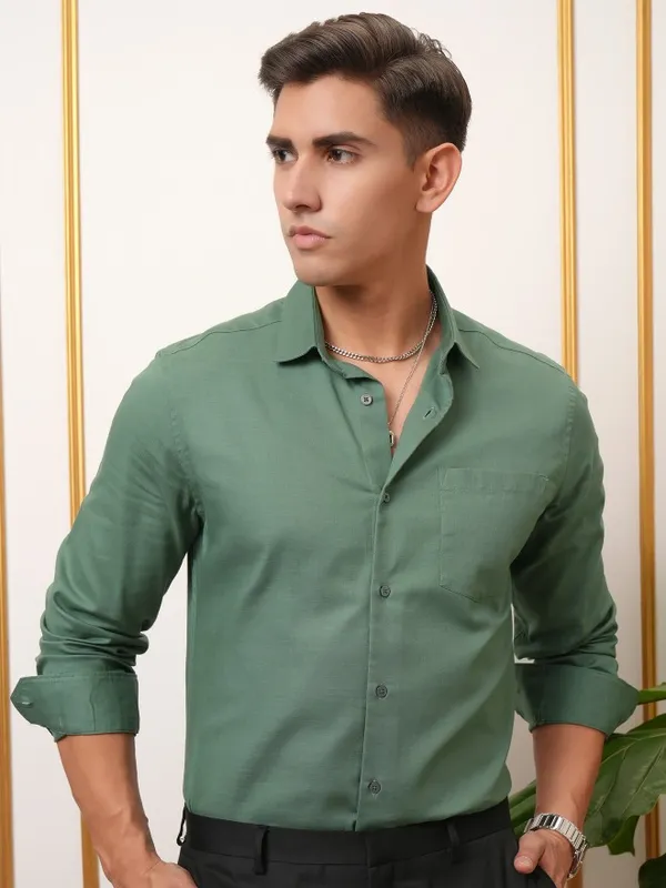  Locomotive Men Green Solid Slim Fit Casual Shirts