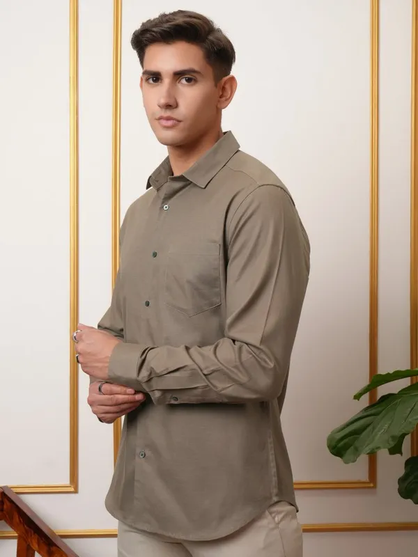  Locomotive Men Khaki Solid Slim Fit Casual Shirts