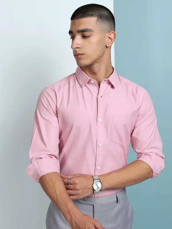 Highlander Men Pink Solid Slim Fit Casual Shirt