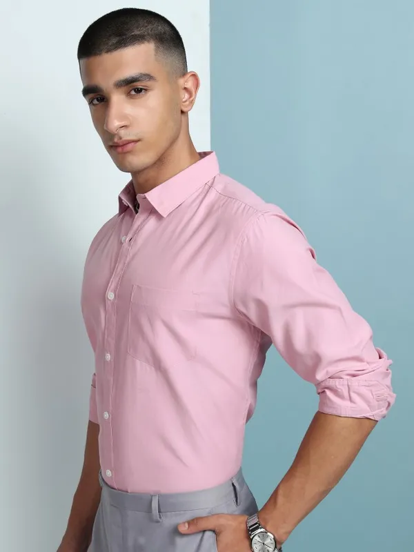 Highlander Men Pink Solid Slim Fit Casual Shirt