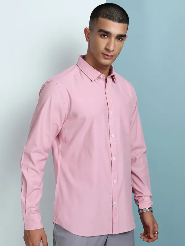 Highlander Men Pink Solid Slim Fit Casual Shirt