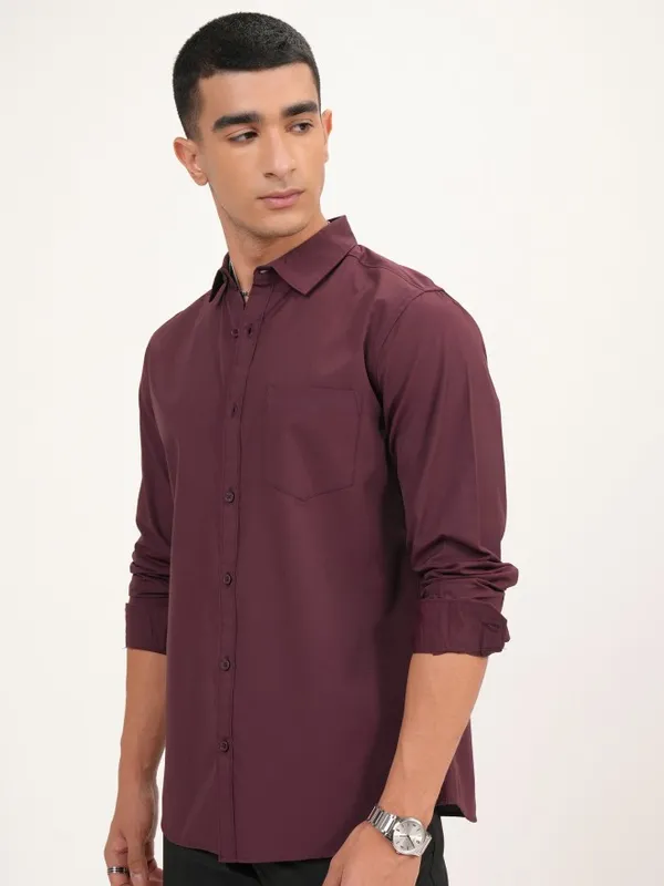  Highlander Men Burgundy Solid Slim Fit Casual Shirts