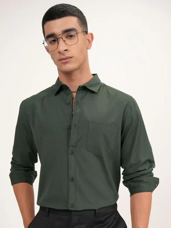  Highlander Men Green Solid Slim Fit Casual Shirts