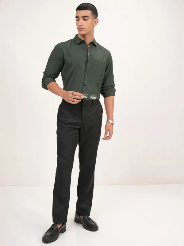  Highlander Men Green Solid Slim Fit Casual Shirts