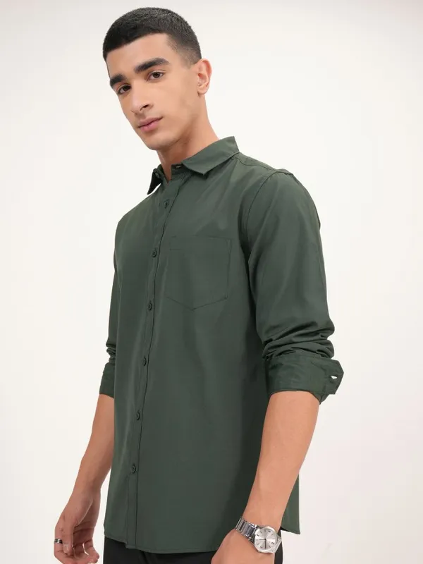  Highlander Men Green Solid Slim Fit Casual Shirts