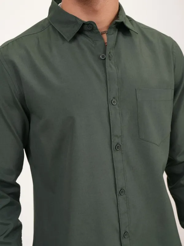  Highlander Men Green Solid Slim Fit Casual Shirts