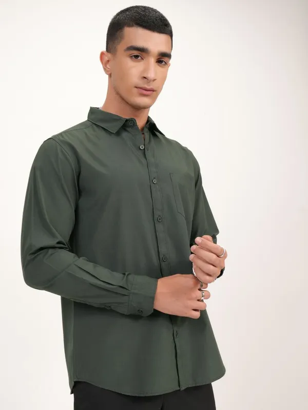  Highlander Men Green Solid Slim Fit Casual Shirts