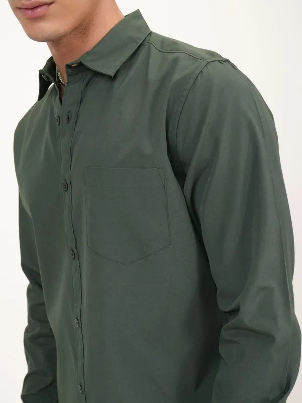  Highlander Men Green Solid Slim Fit Casual Shirts