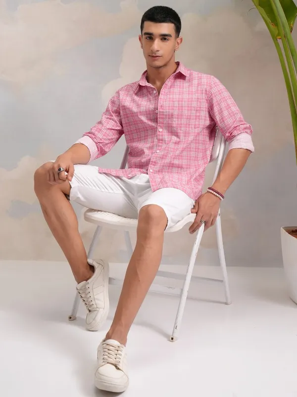  Highlander Men Pink Checked Slim Fit Casual Shirts