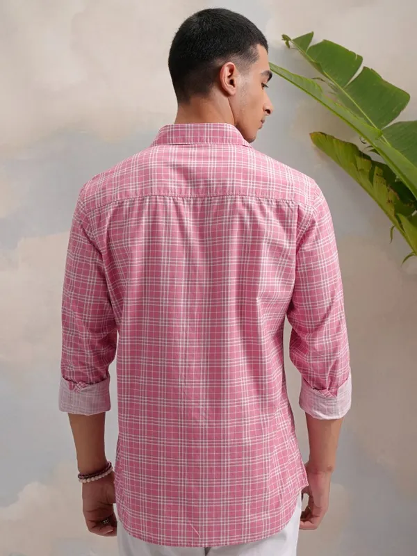  Highlander Men Pink Checked Slim Fit Casual Shirts