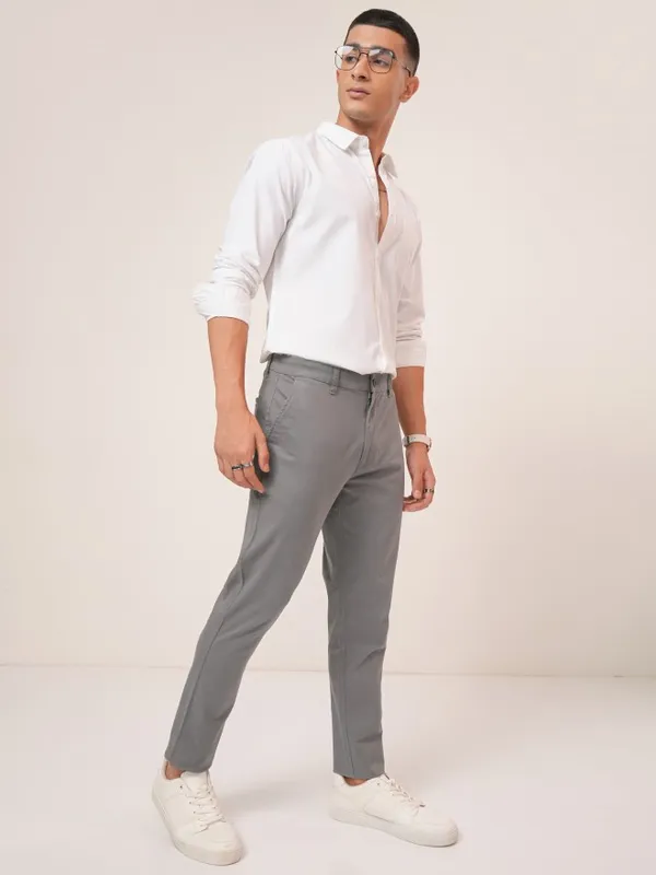 Highlander Men Grey Tapered Fit Solid Casual Trousers