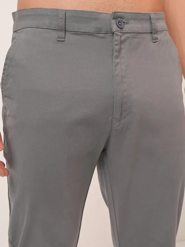  Highlander Men Grey Tapered Fit Solid Casual Trousers