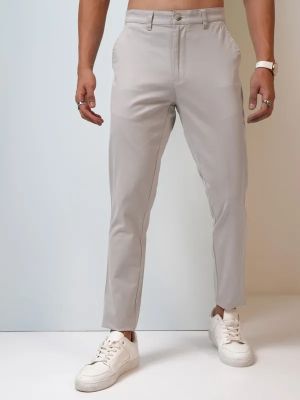 Highlander Men Off-White Tapered Fit Solid Chinos