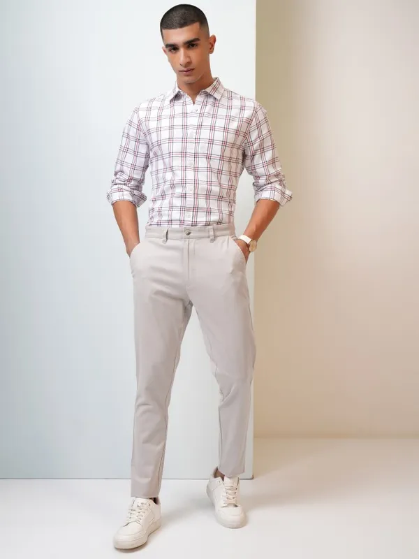 Highlander Men Off-White Tapered Fit Solid Chinos