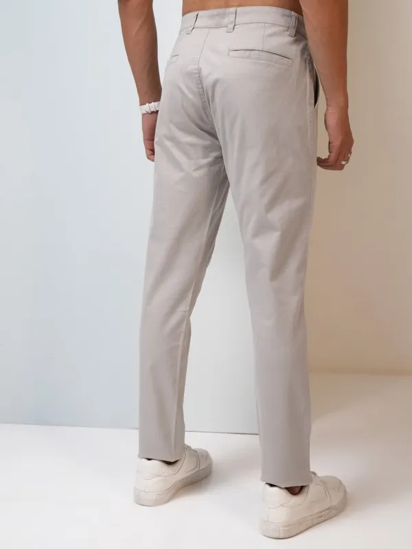 Highlander Men Off-White Tapered Fit Solid Chinos