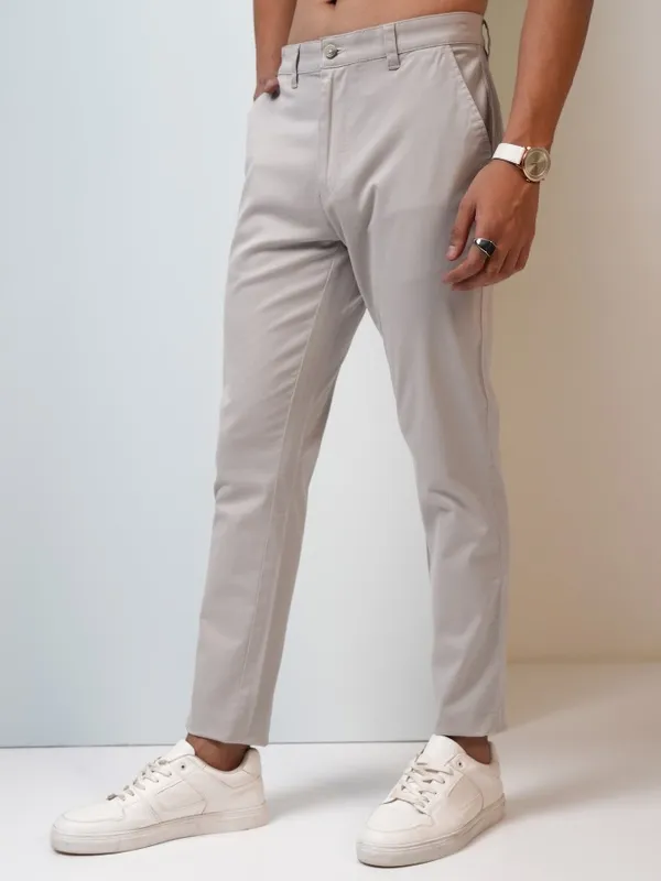 Highlander Men Off-White Tapered Fit Solid Chinos