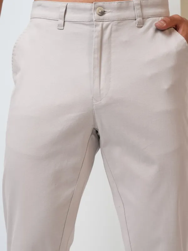 Highlander Men Off-White Tapered Fit Solid Chinos