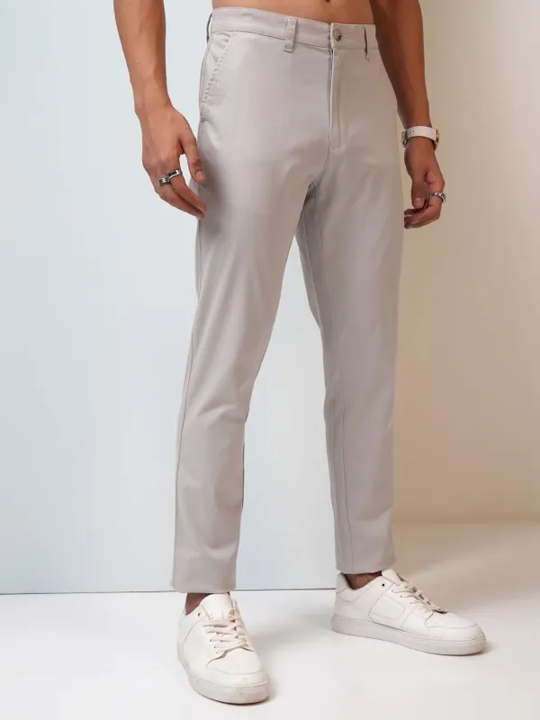 Highlander Men Off-White Tapered Fit Solid Chinos