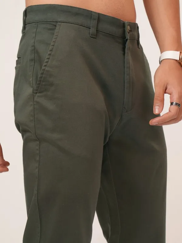  Highlander Men Olive Tapered Fit Solid Casual Trousers