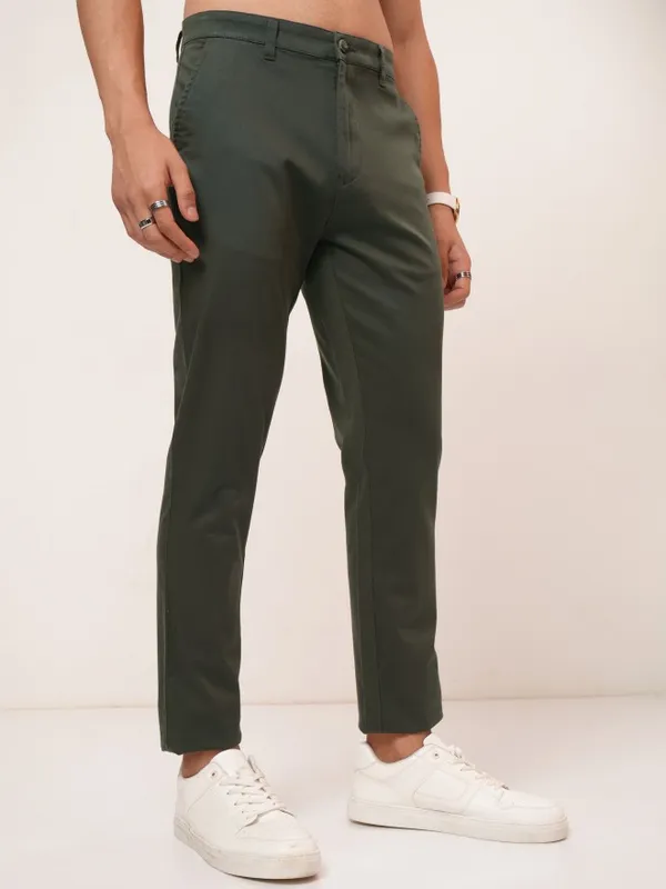 Highlander Men Olive Tapered Fit Solid Casual Trousers