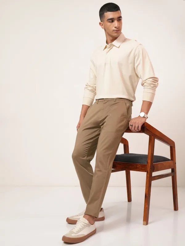  Highlander Men Brown Tapered Fit Solid Casual Trousers