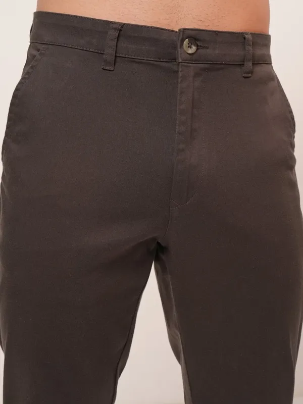  Highlander Men Brown Tapered Fit Solid Casual Trousers
